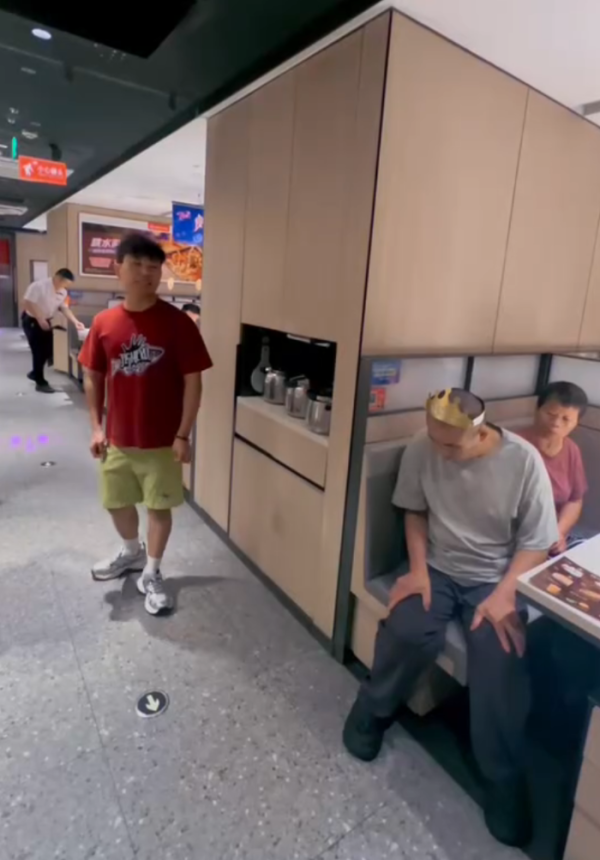 证券配资公司 小伙在火锅店给父亲庆生 讲话、磕头引关注 回应质疑：没有提前策划